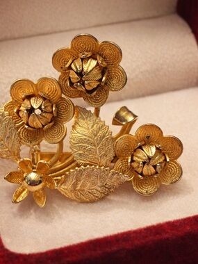 Gold Floral Brooch Pin - Elegant Women's Jewelry